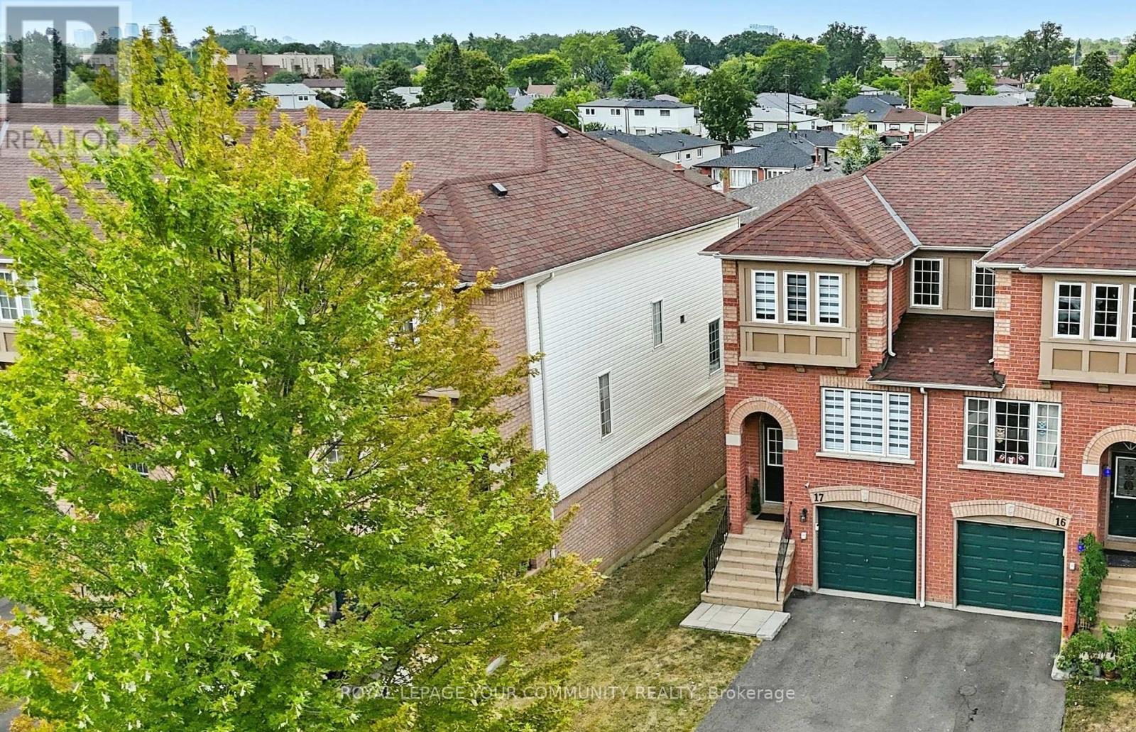 Photo 2 of 17 3020 Cedarglen Gate, Mississauga ON