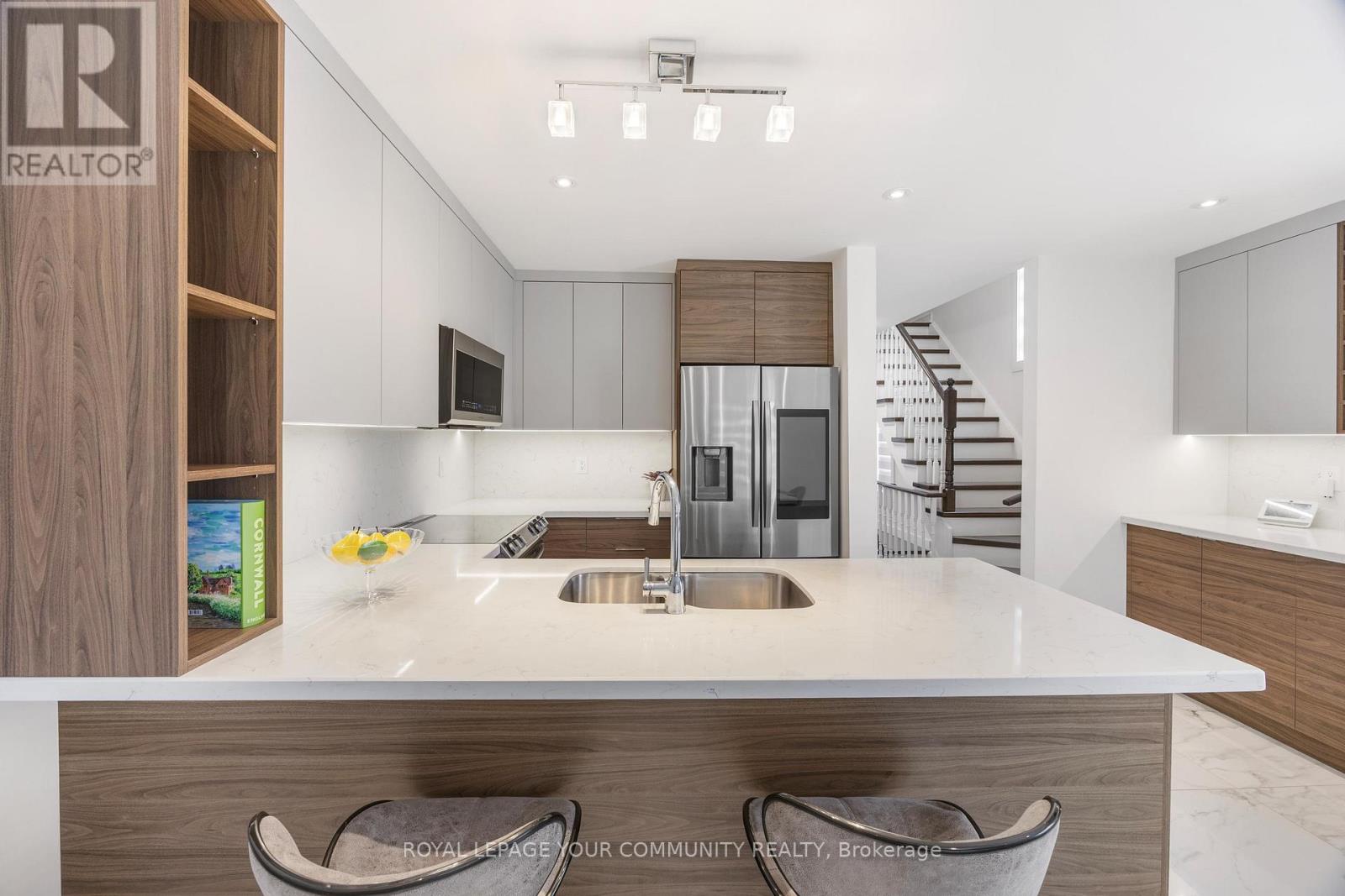 Photo 11 of 17 3020 Cedarglen Gate, Mississauga ON