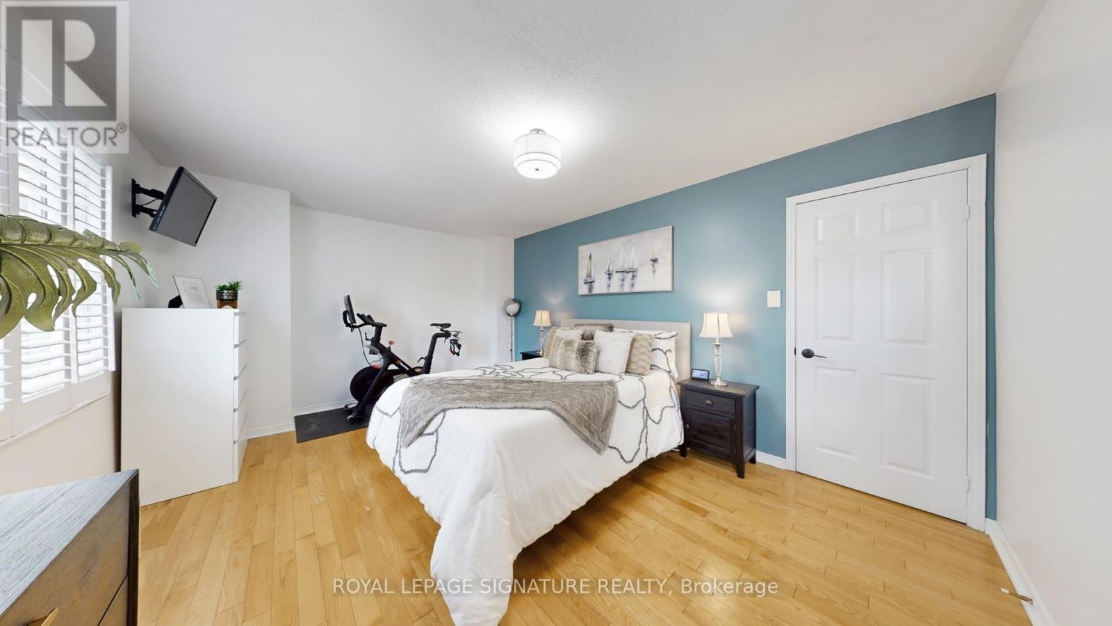 Photo 11 of 26 Holmbush Crescent, Toronto ON