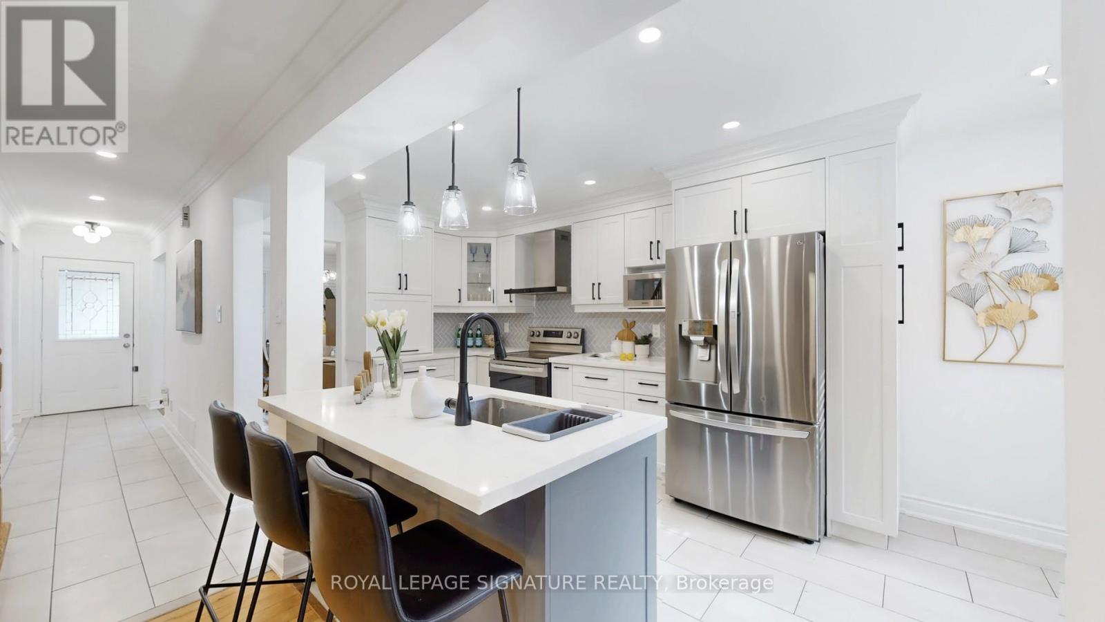 Photo 9 of 26 Holmbush Crescent, Toronto ON
