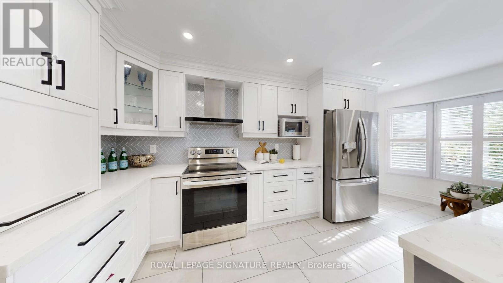 Photo 10 of 26 Holmbush Crescent, Toronto ON