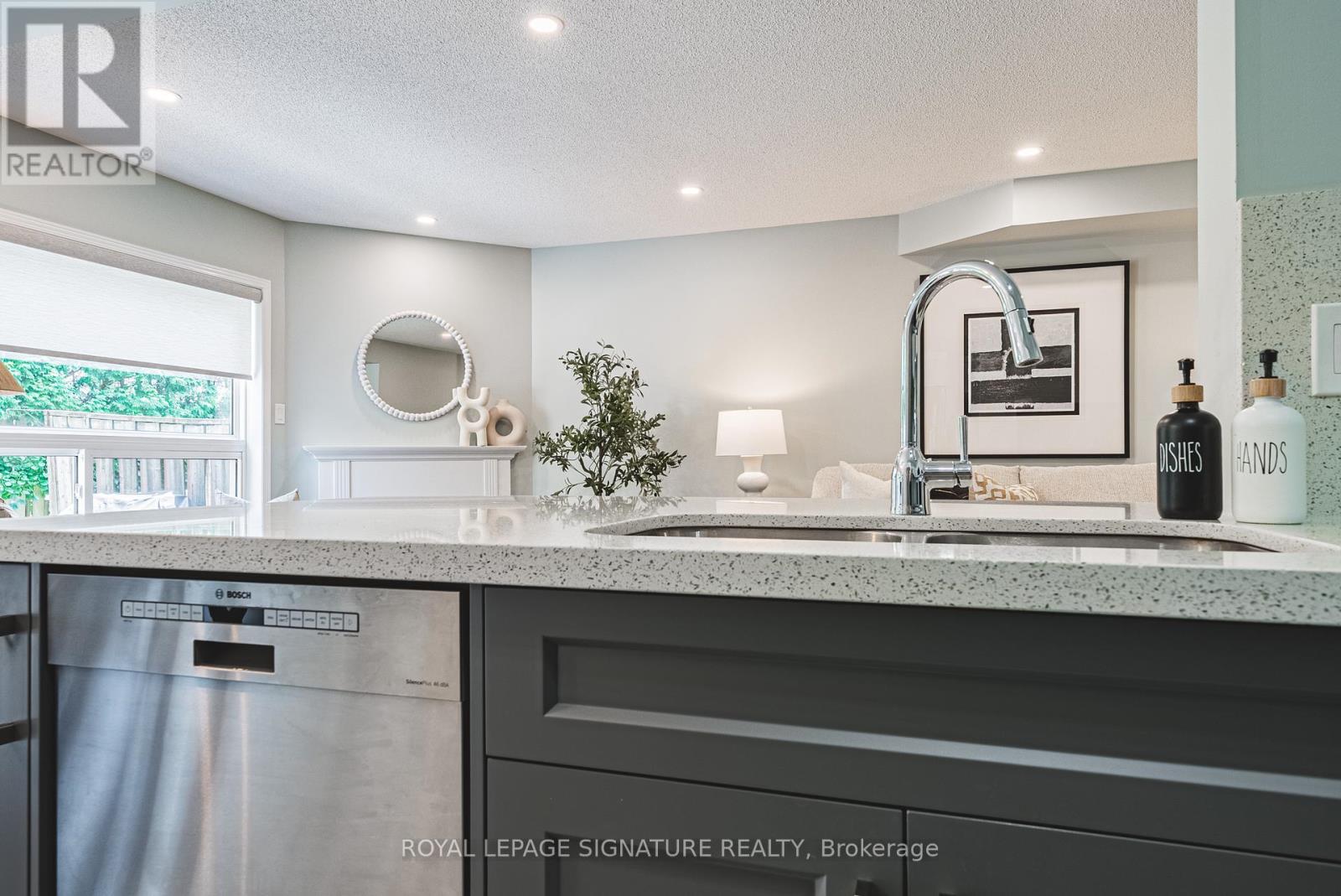 Photo 7 of 11 819 Upper Paradise Road, Hamilton ON