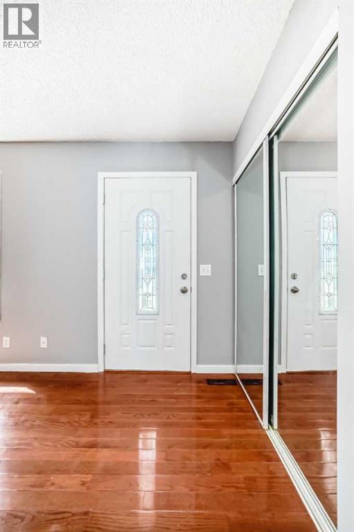 Photo 8 of 68 Applebrook Circle Se, Calgary AB