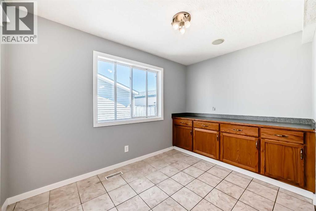 Photo 15 of 68 Applebrook Circle Se, Calgary AB