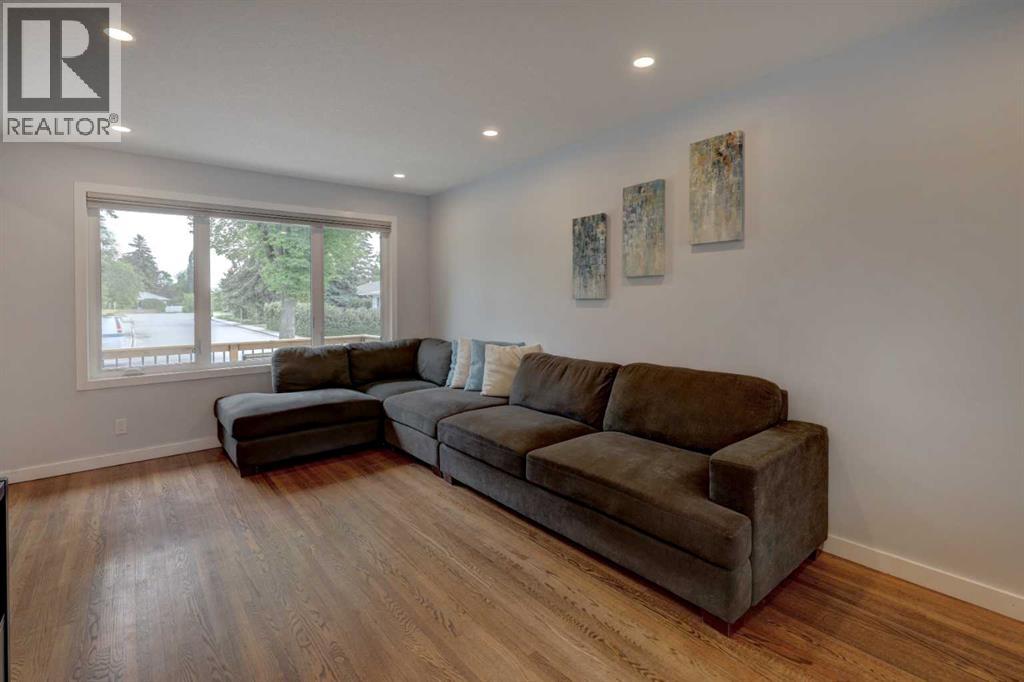 Photo 4 of 3803 19 Street Nw, Calgary AB