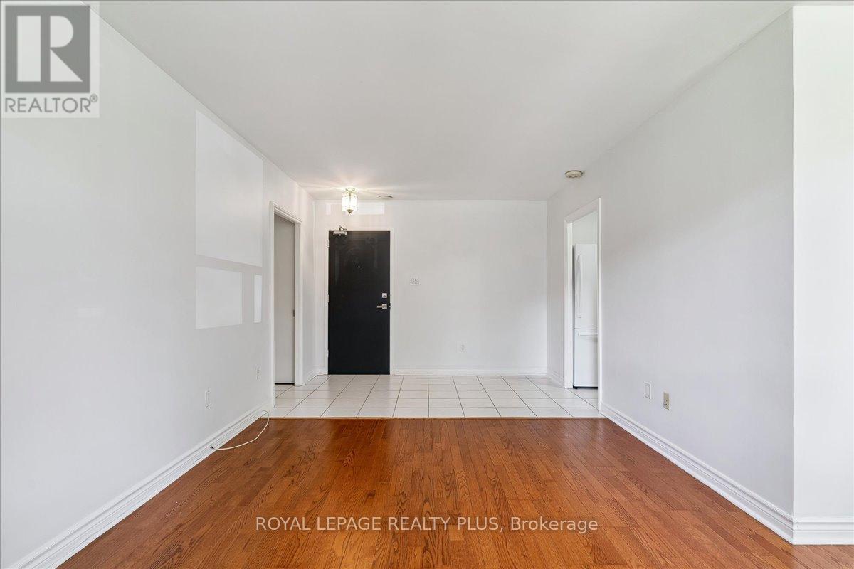 Photo 7 of 102 1660 Bloor Street E, Mississauga ON