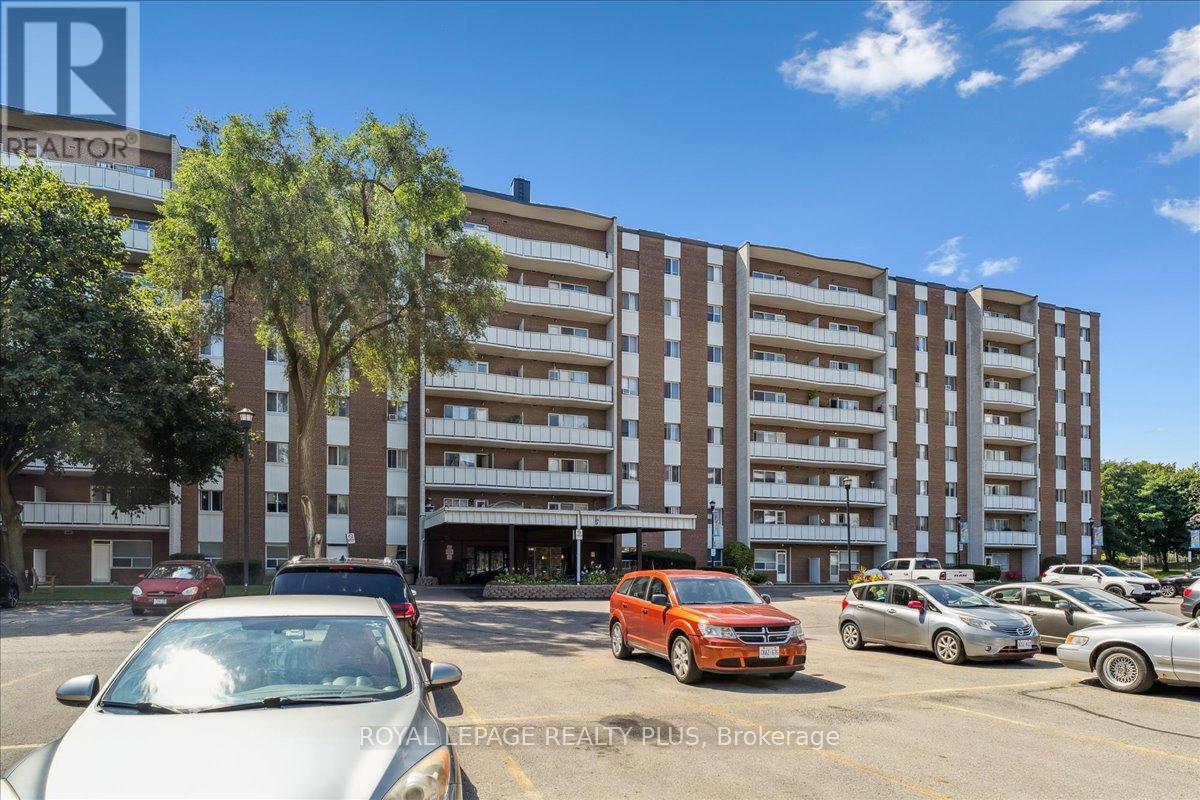 Photo 2 of 102 1660 Bloor Street E, Mississauga ON