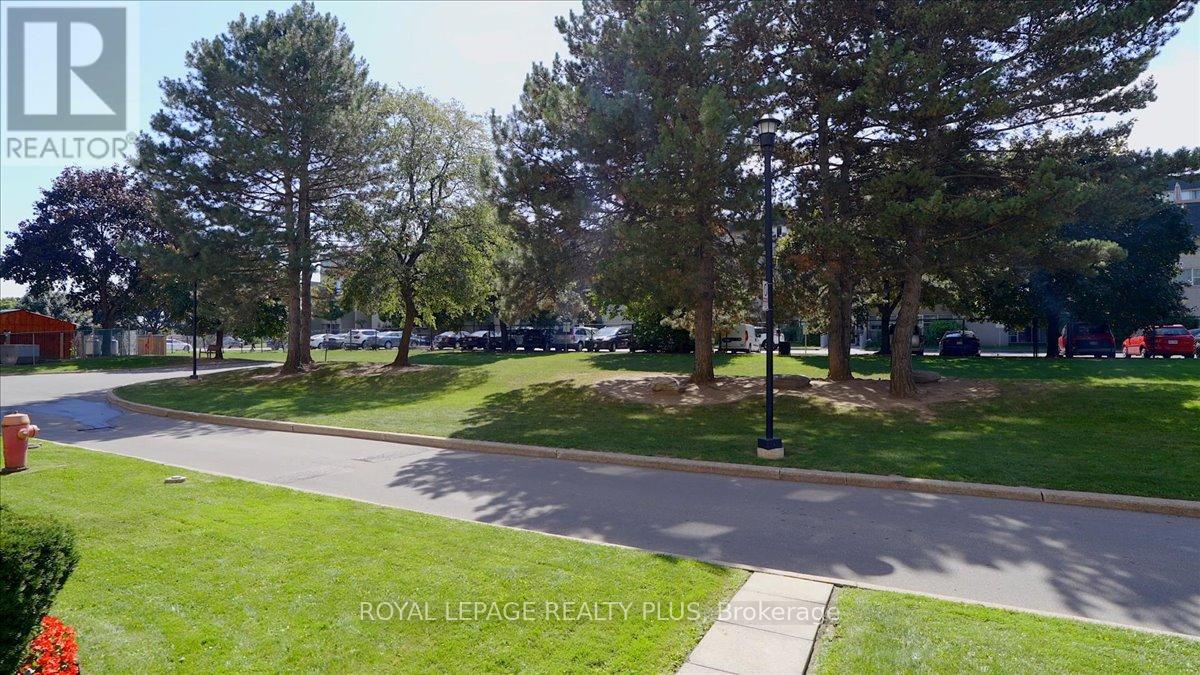 Photo 11 of 102 1660 Bloor Street E, Mississauga ON