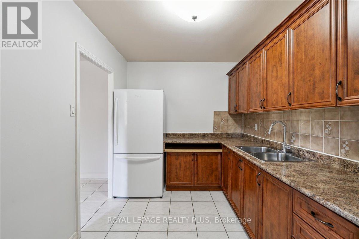 Photo 14 of 102 1660 Bloor Street E, Mississauga ON