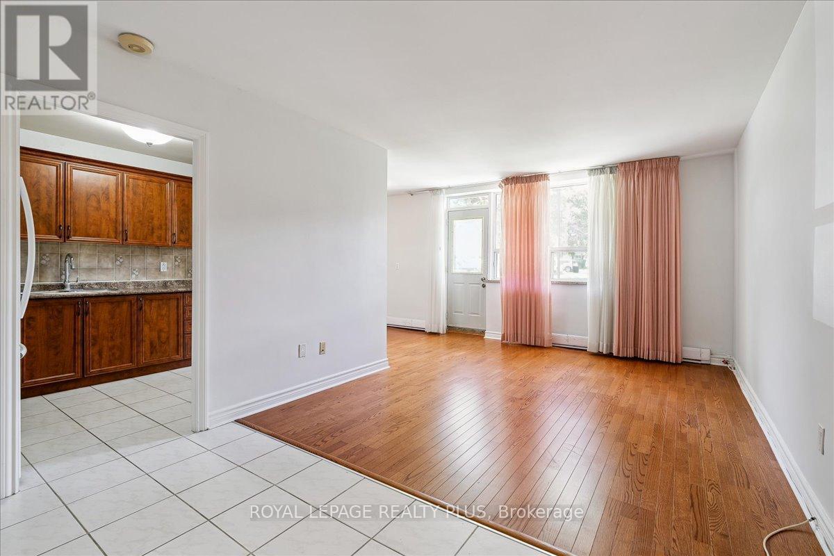 Photo 5 of 102 1660 Bloor Street E, Mississauga ON