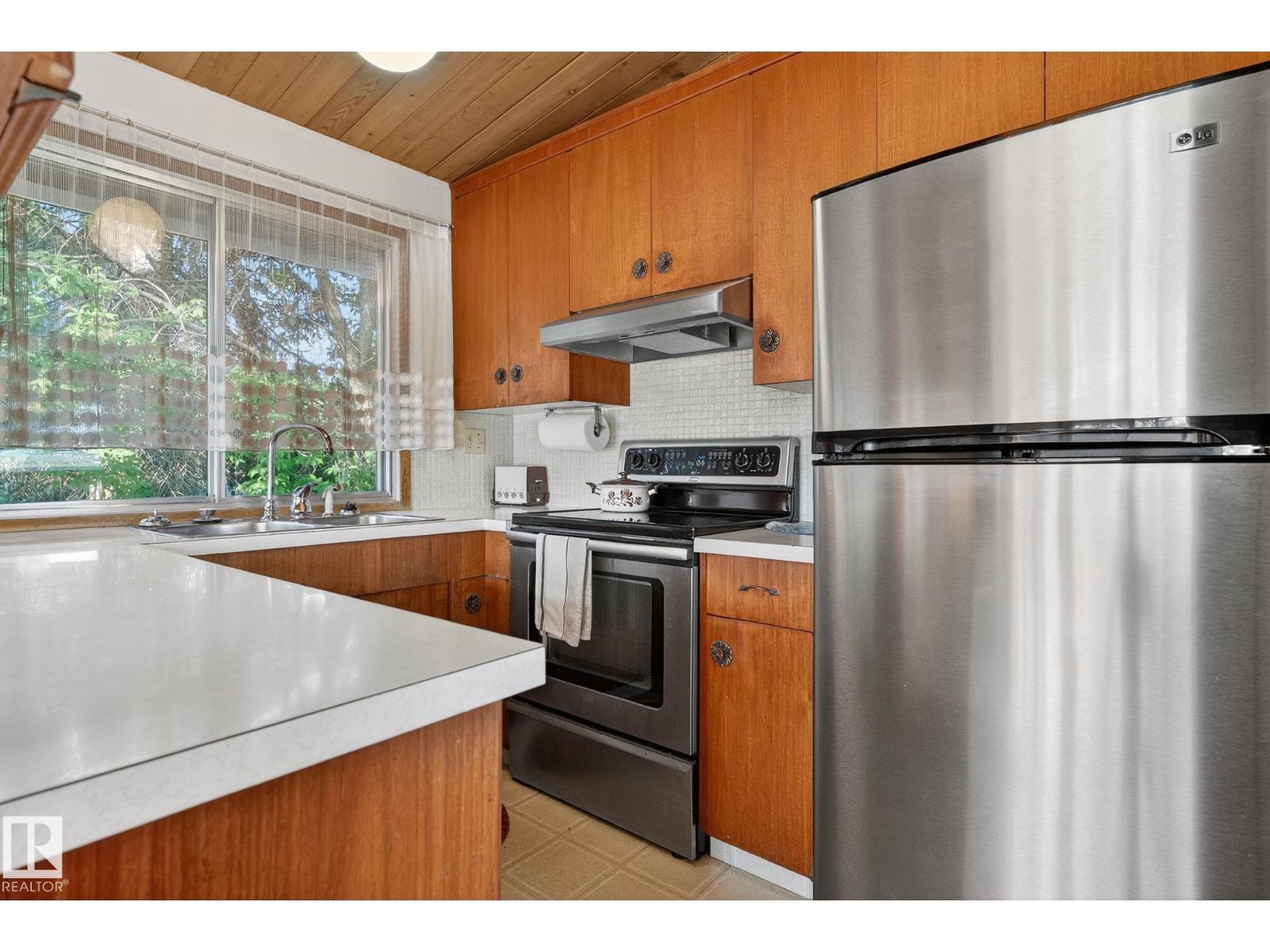 Photo 10 of 9937 82 St Nw, Edmonton AB