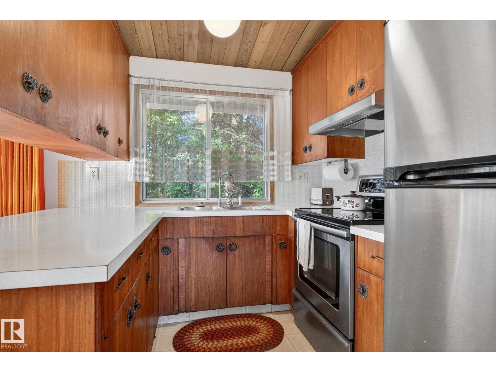 Photo 11 of 9937 82 St Nw, Edmonton AB