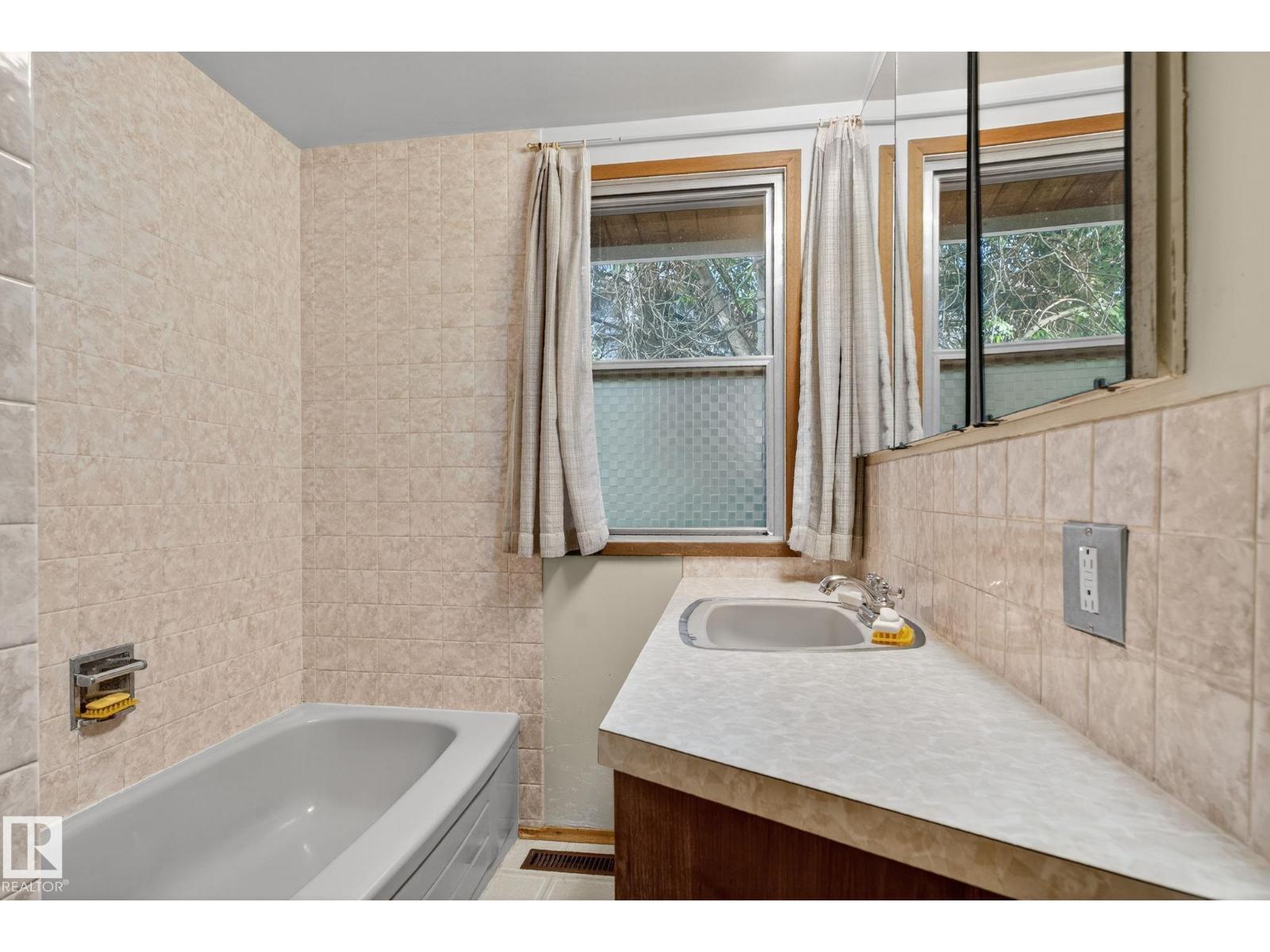 Photo 14 of 9937 82 St Nw, Edmonton AB