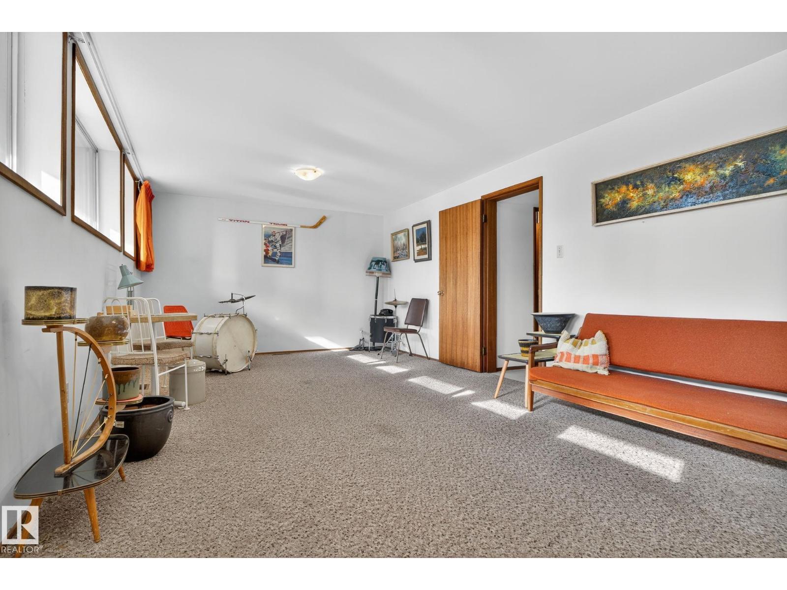 Photo 16 of 9937 82 St Nw, Edmonton AB