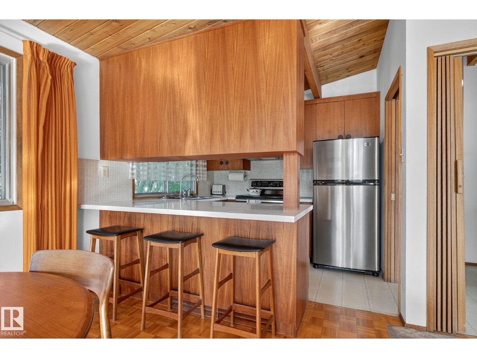 Photo 9 of 9937 82 St Nw, Edmonton AB