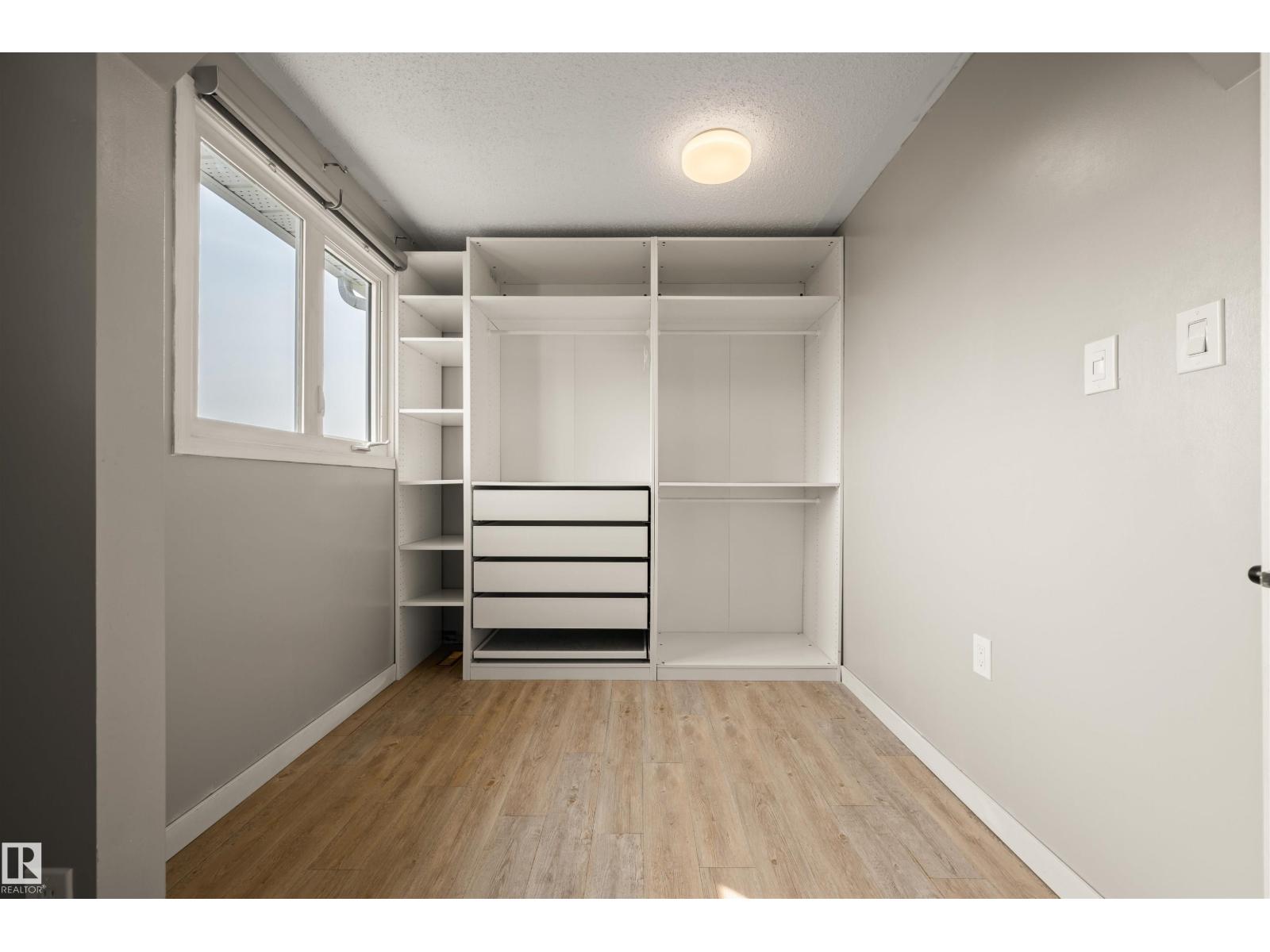 Photo 11 of 18317 66 Av Nw, Edmonton AB
