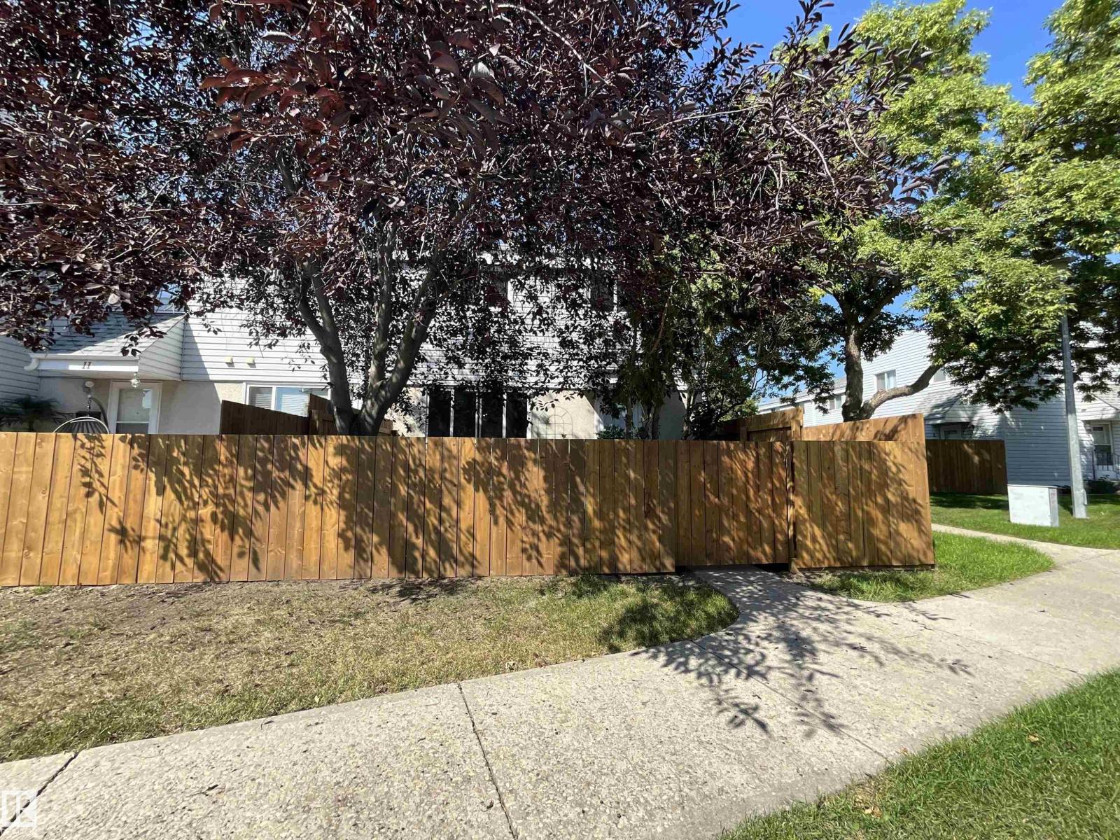 Photo 4 of 9 Mcleod Pl Nw, Edmonton AB