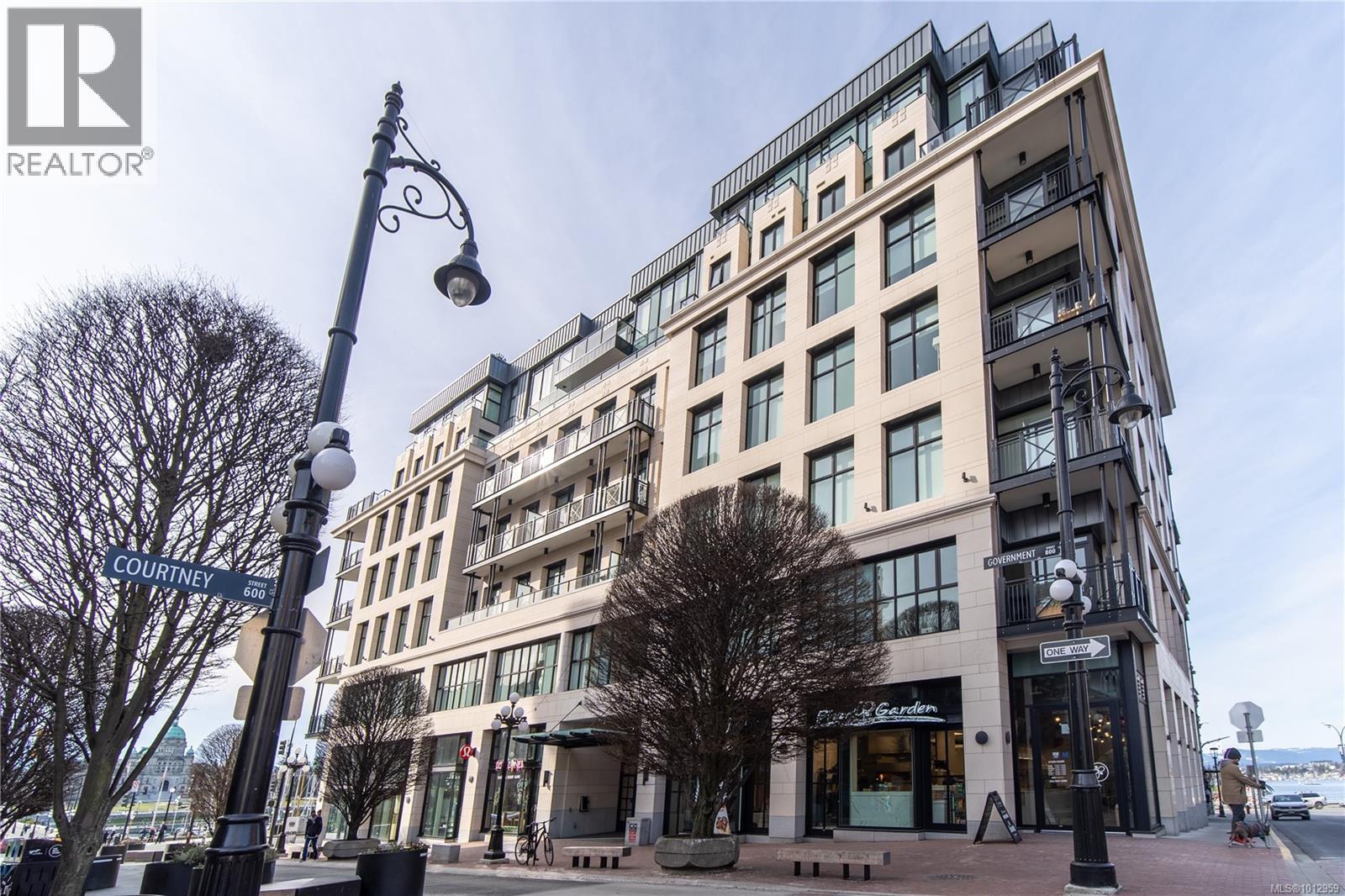 302 888 Government Street, Victoria