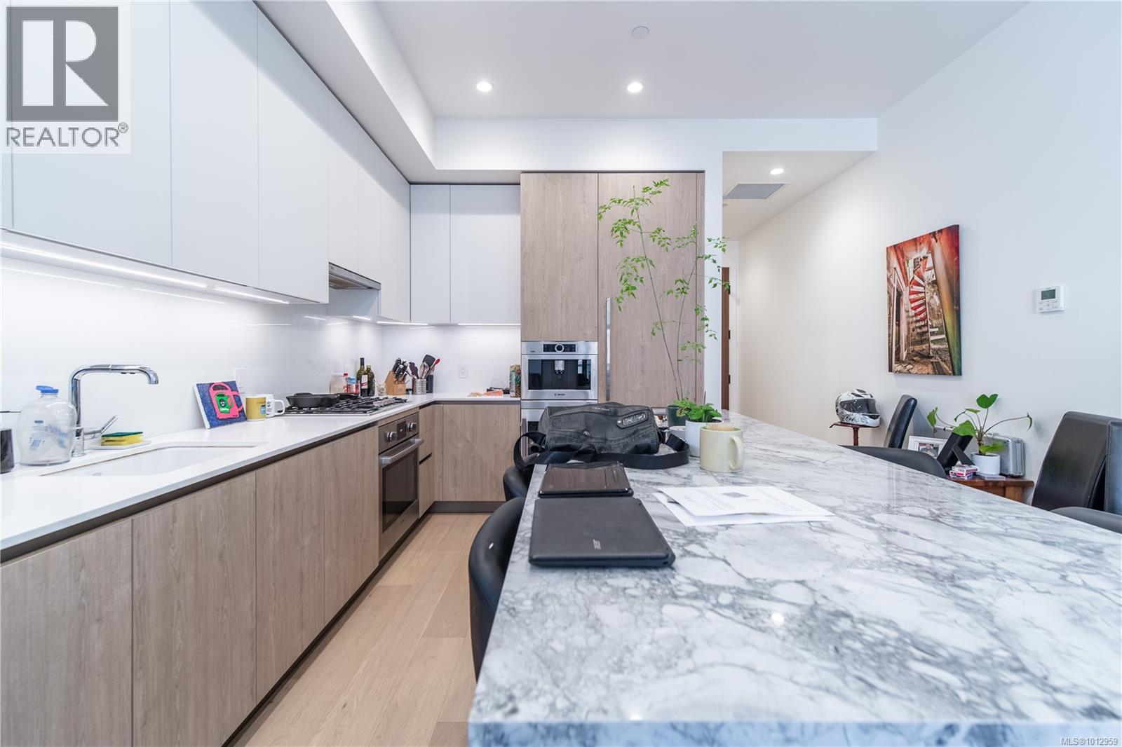 302 888 Government Street, Victoria
