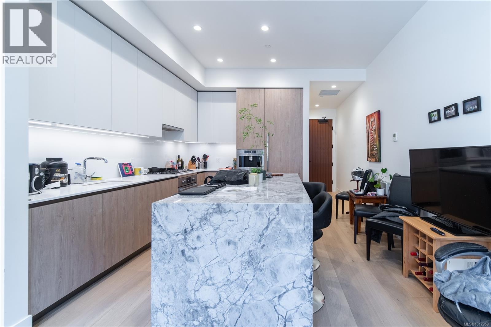 302 888 Government Street, Victoria