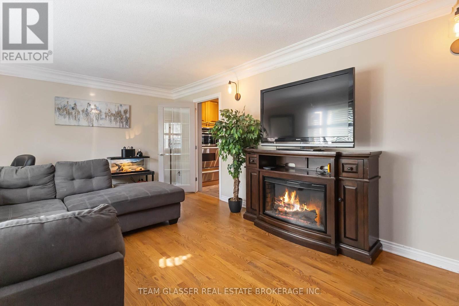 Photo 10 of 210 Chalet Crescent, London South ON