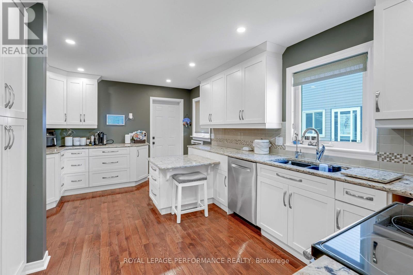 Photo 10 of 22 Otten Drive, Ottawa ON