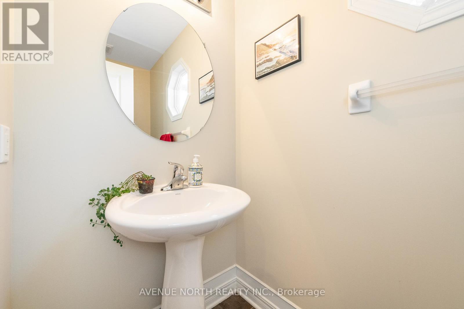 Photo 7 of 284 Parkin Circle, Ottawa ON