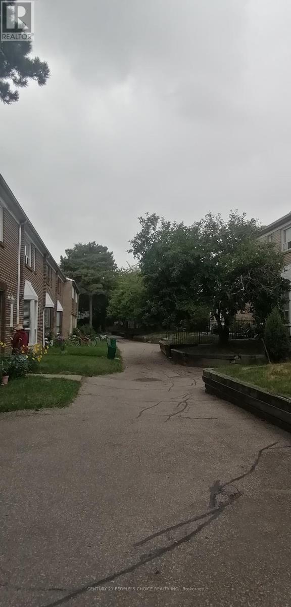 Photo 4 of 9 17 Gosford Boulevard, Toronto ON