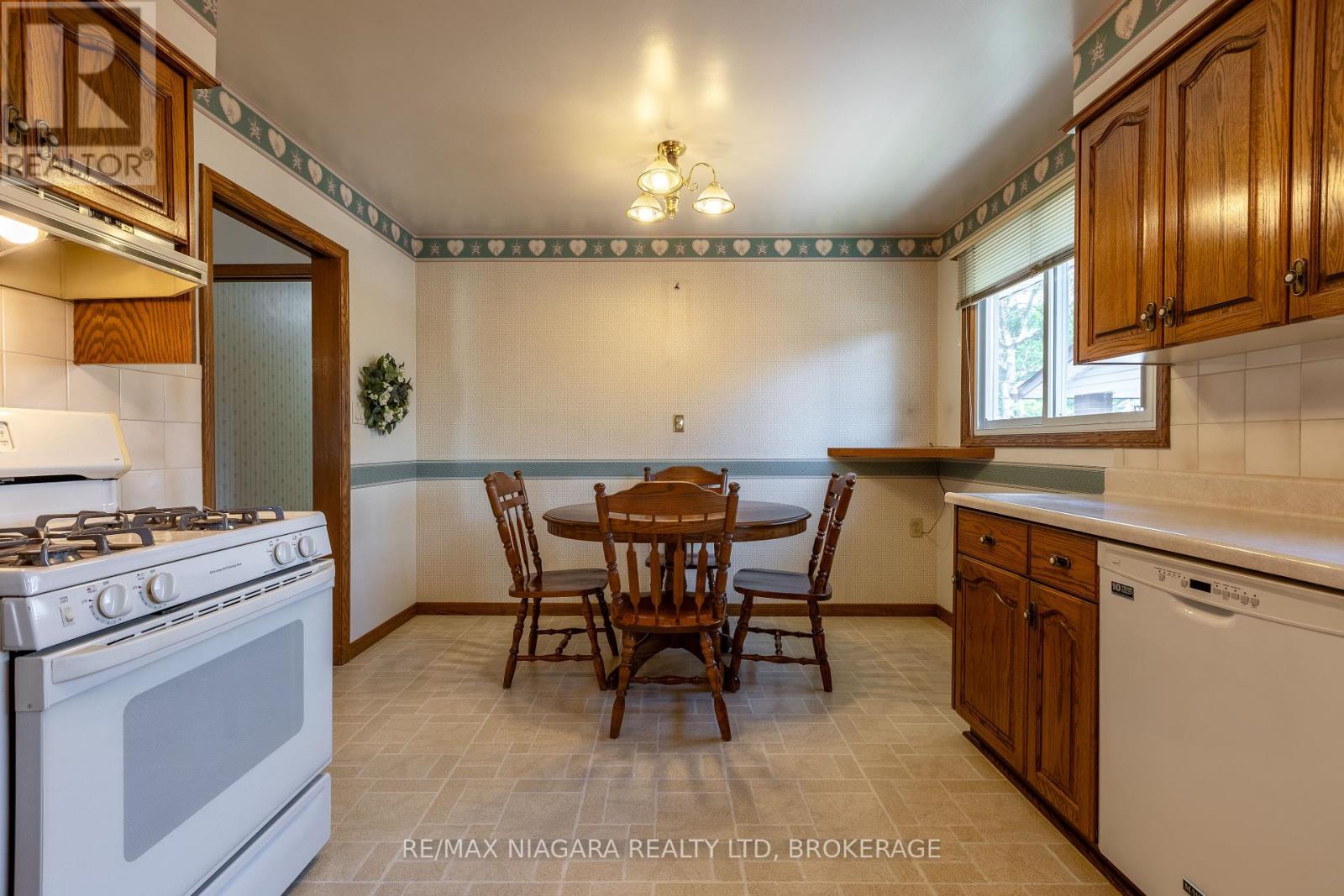 Photo 10 of 82 Westwood Crescent, Welland ON