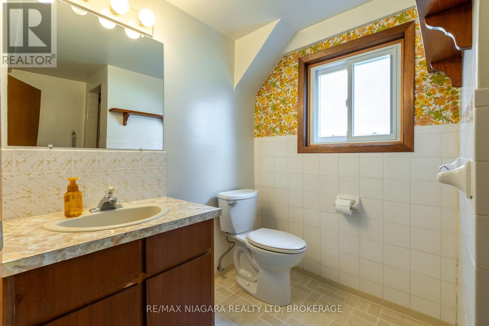 Photo 19 of 82 Westwood Crescent, Welland ON