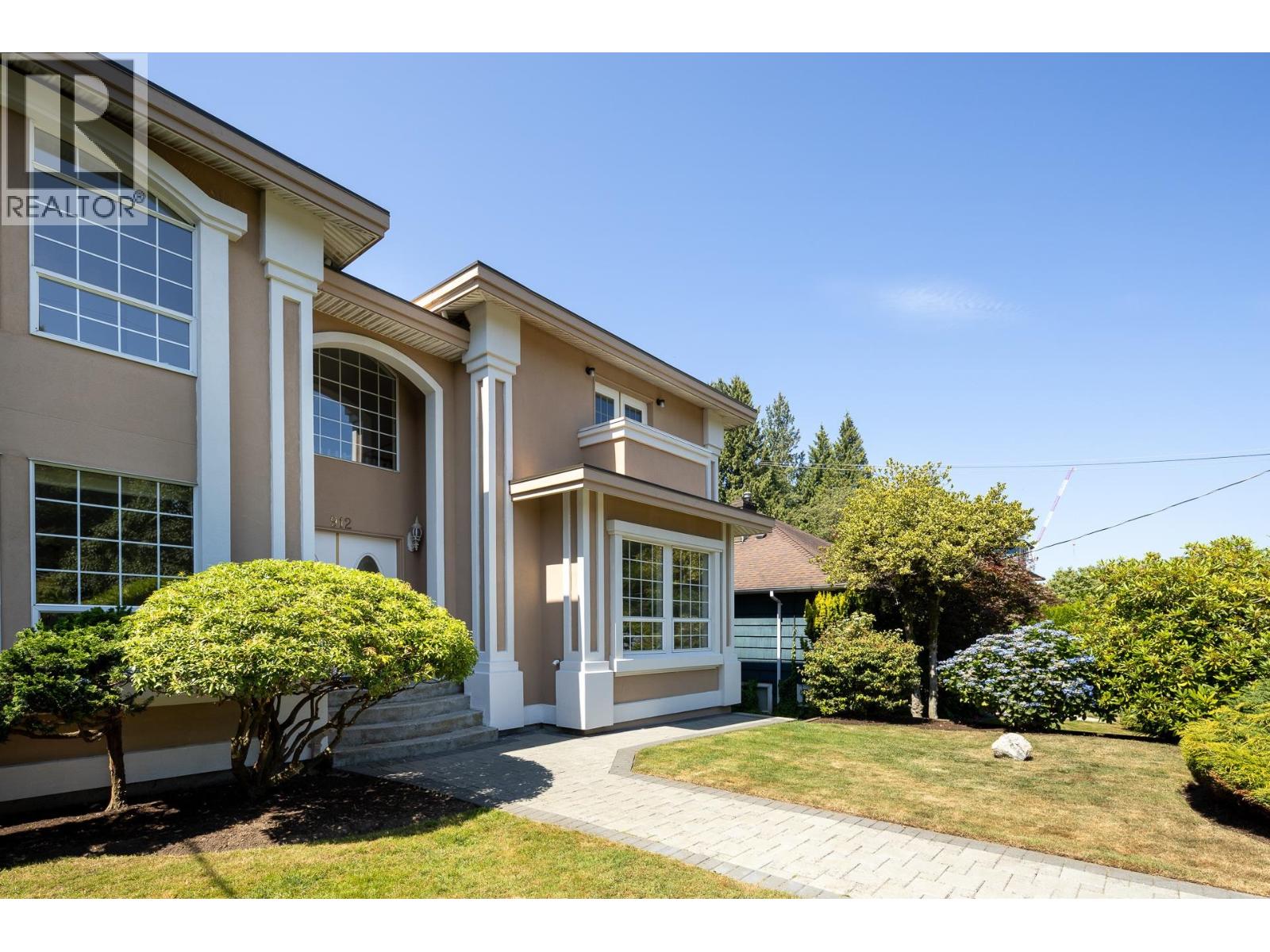 Photo 2 of 912 Fifth Street, New Westminster BC