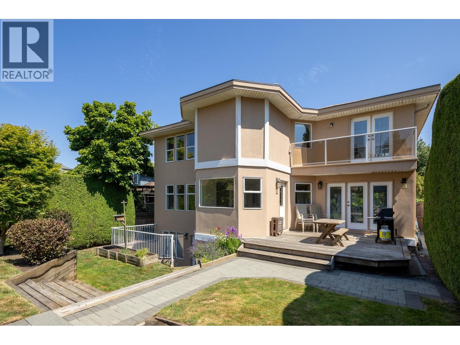 Photo 4 of 912 Fifth Street, New Westminster BC