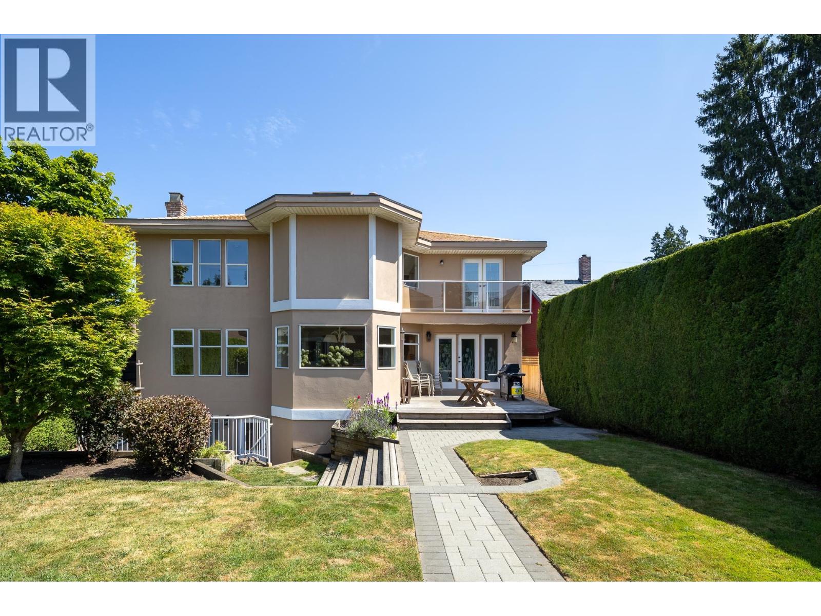 Photo 5 of 912 Fifth Street, New Westminster BC