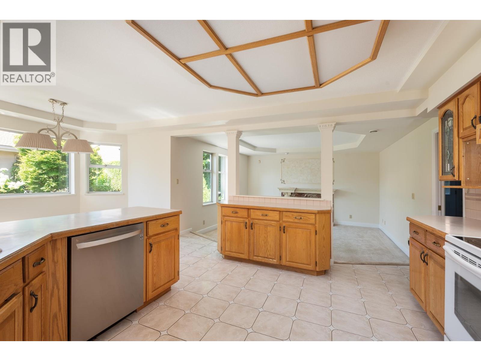 Photo 11 of 912 Fifth Street, New Westminster BC