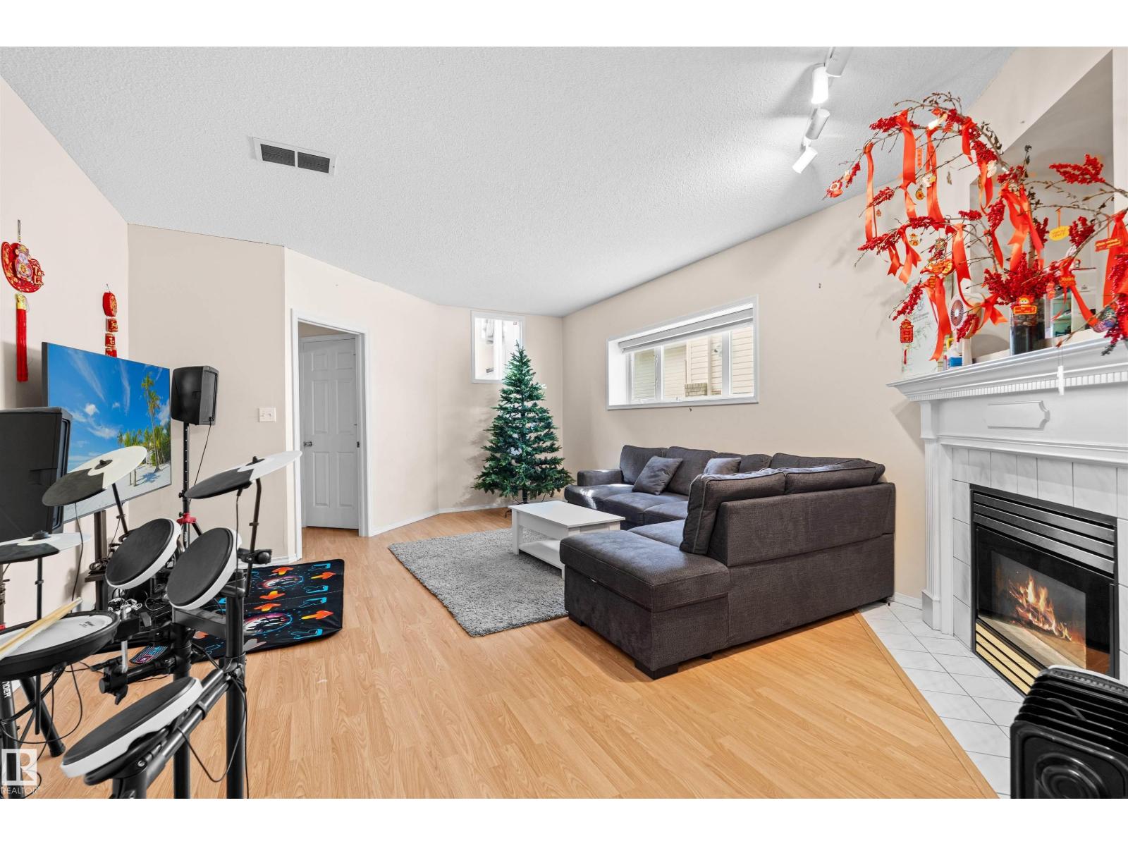 Photo 20 of 333 Dechene Wy Nw, Edmonton AB
