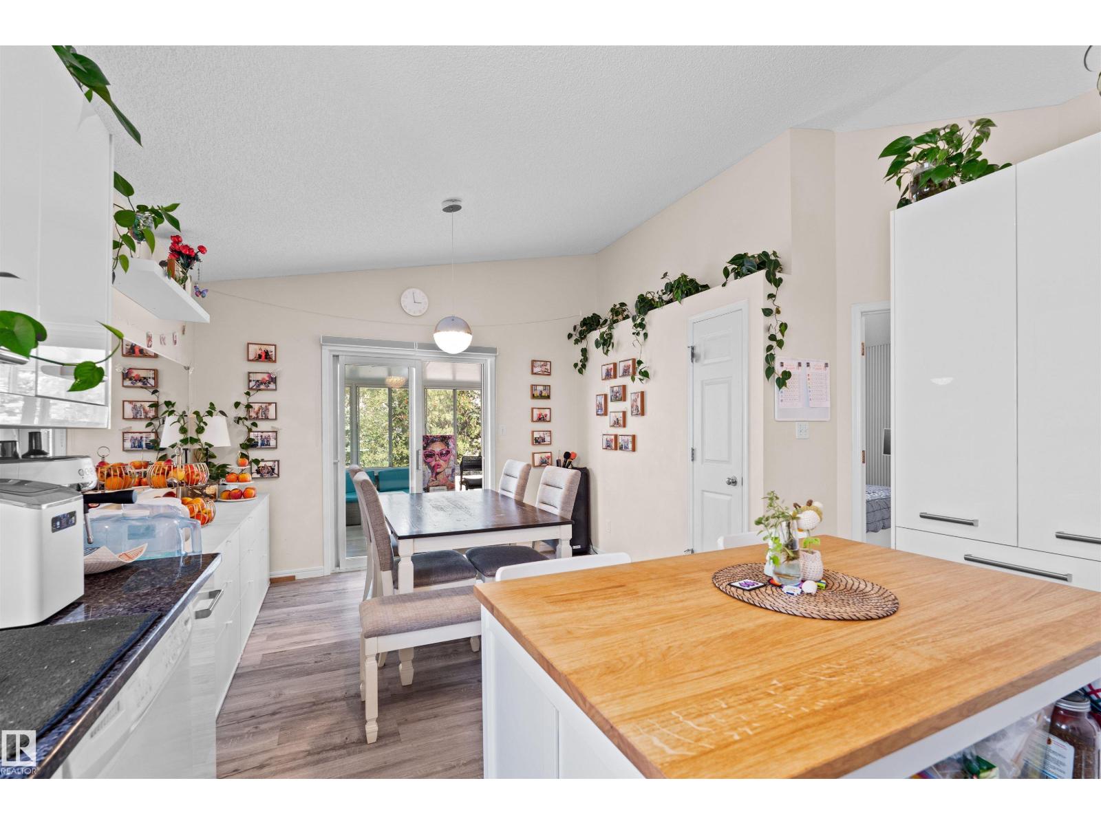 Photo 3 of 333 Dechene Wy Nw, Edmonton AB