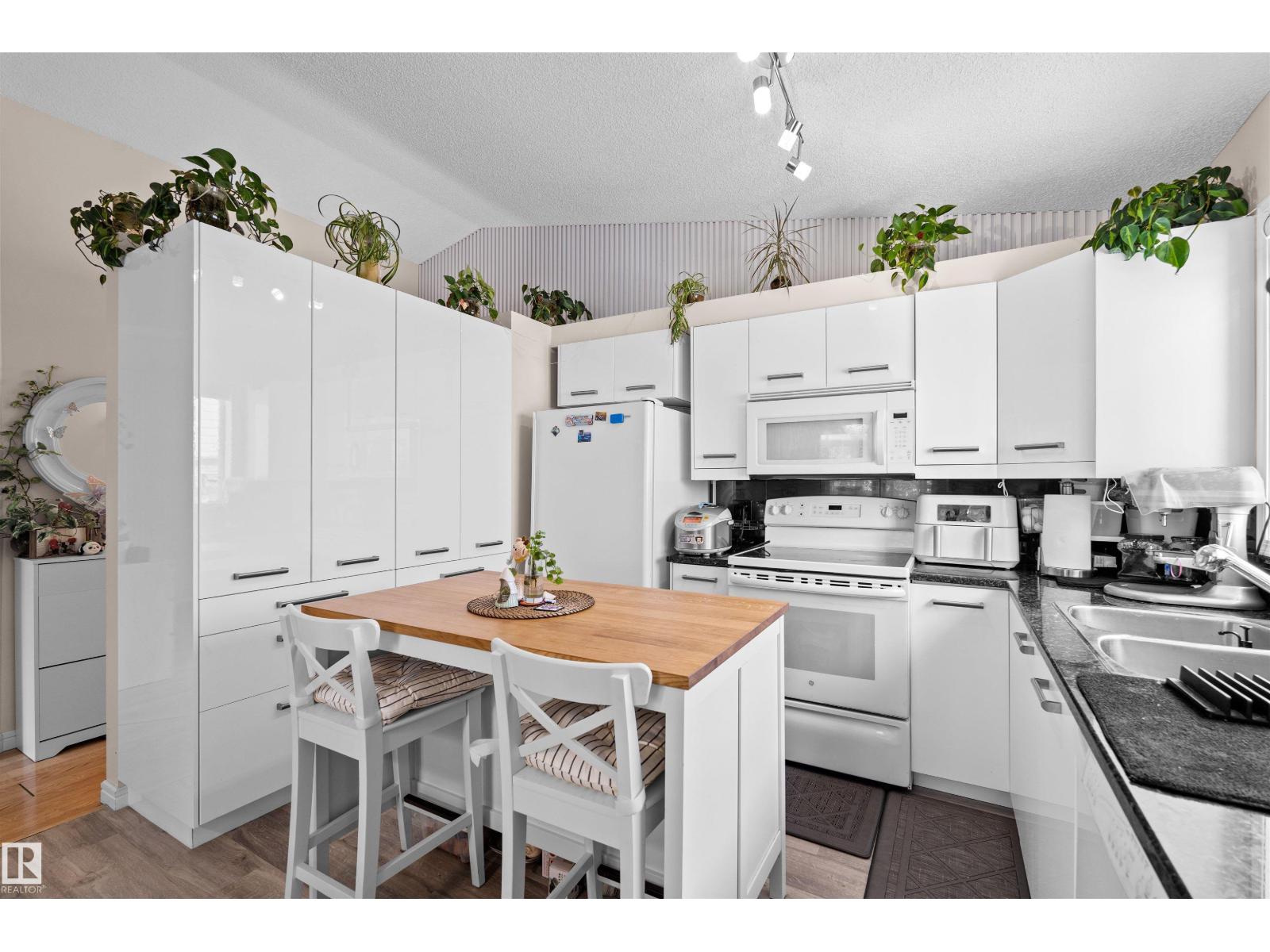 Photo 4 of 333 Dechene Wy Nw, Edmonton AB