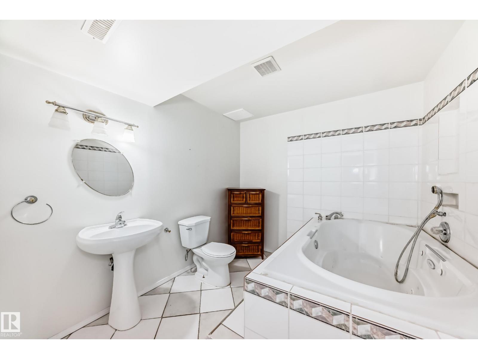 Photo 14 of 4127 37 A Av Nw, Edmonton AB