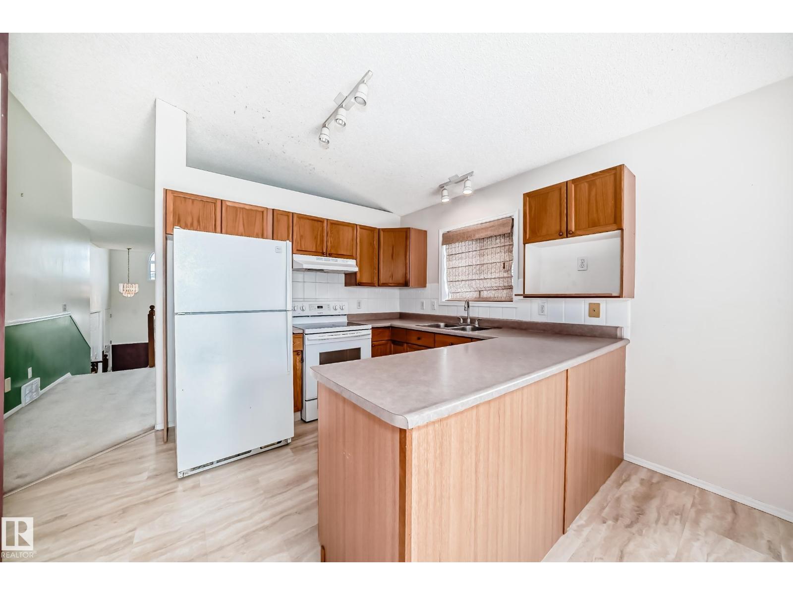 Photo 5 of 4127 37 A Av Nw, Edmonton AB