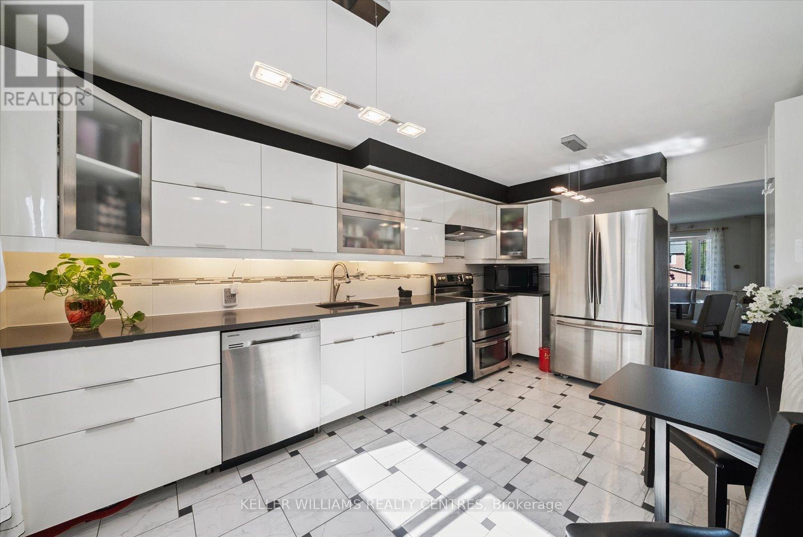 Photo 10 of 26 Stonehill Boulevard, East Gwillimbury ON