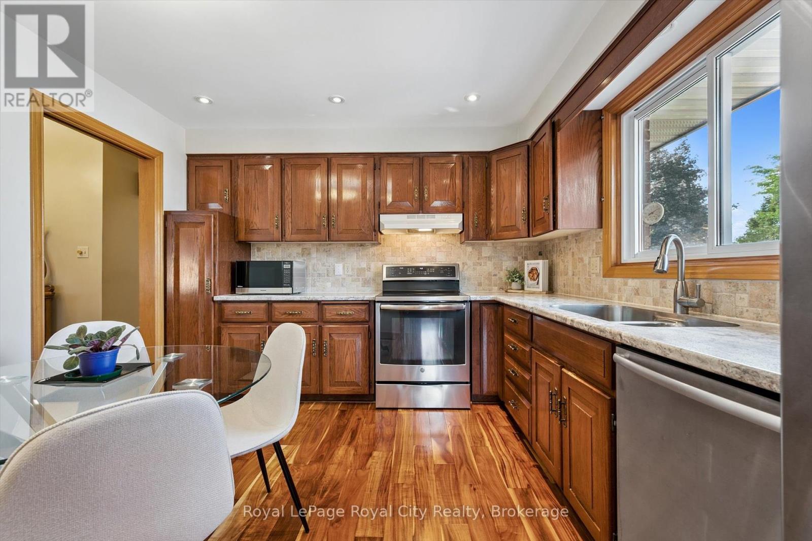 Photo 16 of 28 Wimbledon Road, Guelph ON