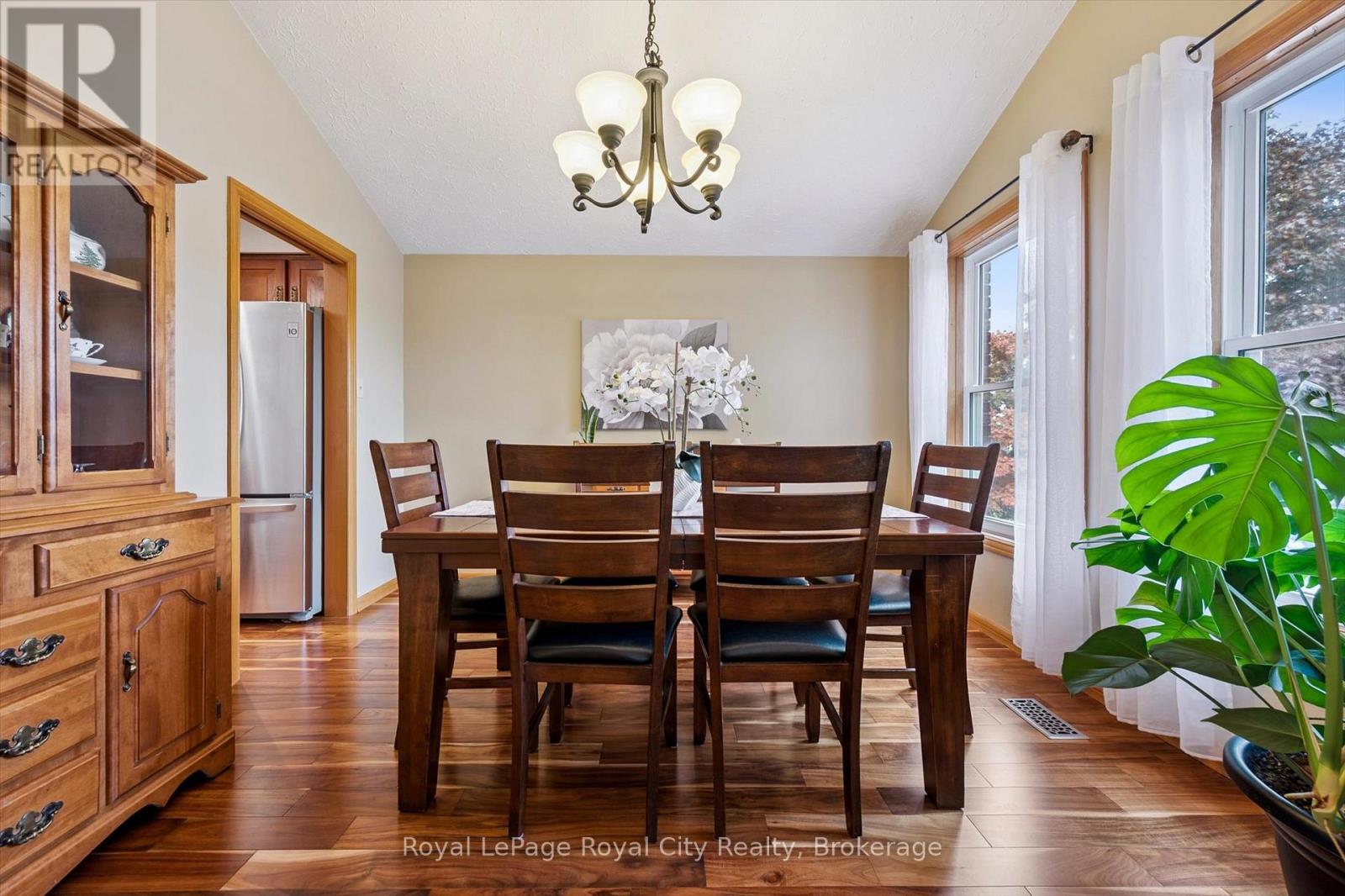 Photo 13 of 28 Wimbledon Road, Guelph ON