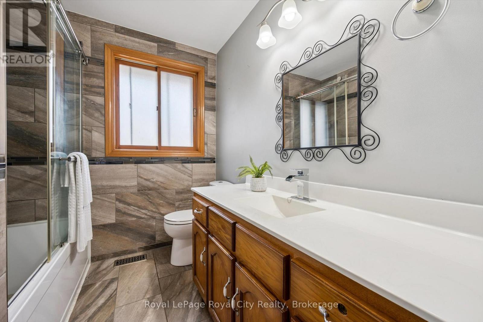 Photo 23 of 28 Wimbledon Road, Guelph ON