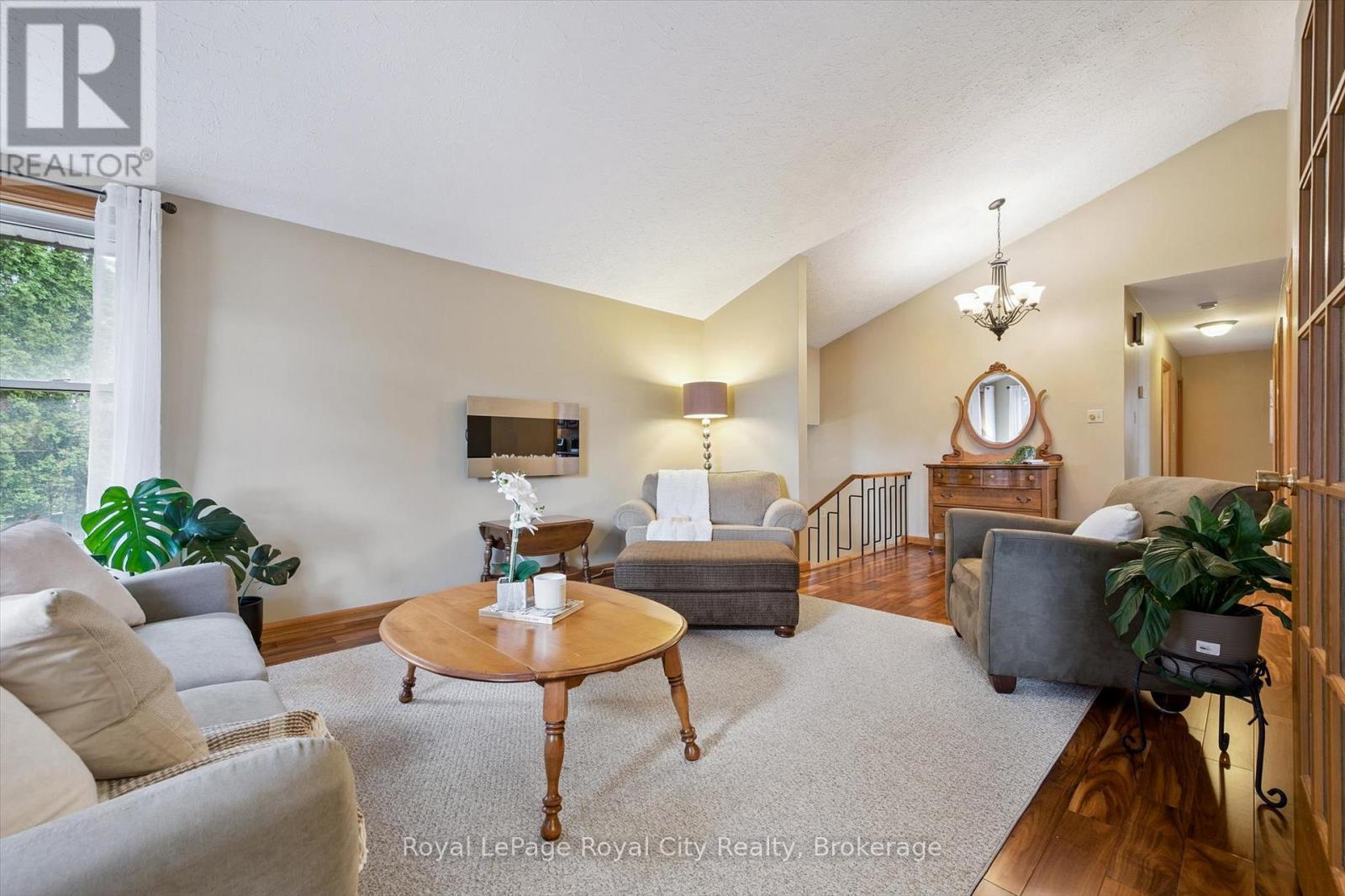 Photo 11 of 28 Wimbledon Road, Guelph ON