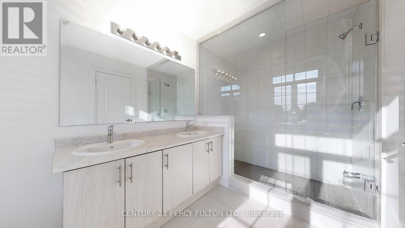 Photo 18 of 29 Calloway Way, Whitby ON