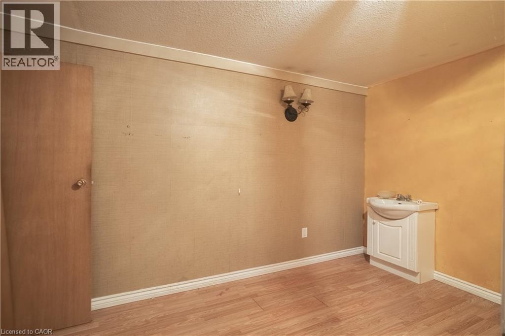 Photo 32 of 1 Livingston Avenue, Grimsby ON