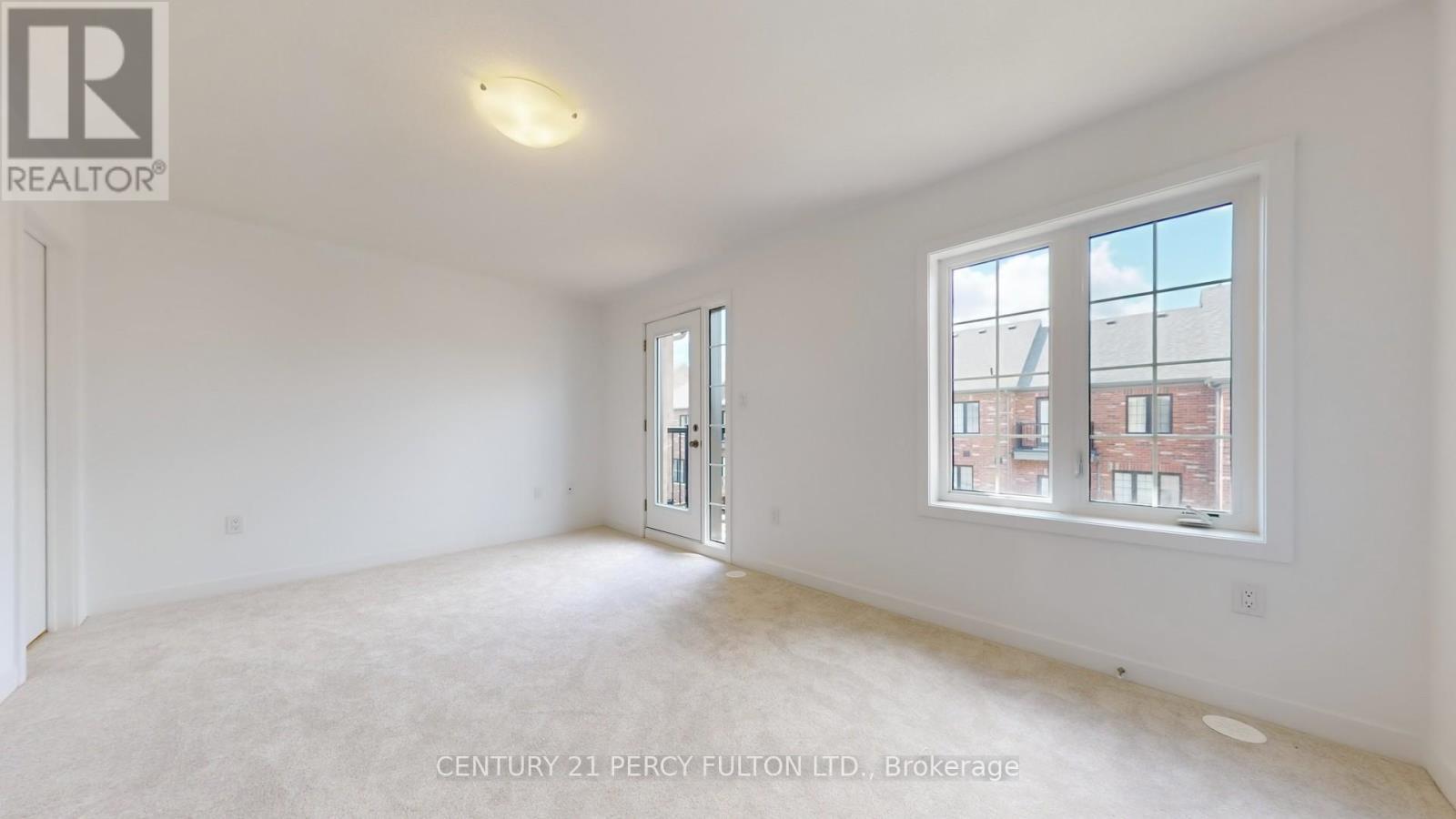 Photo 12 of 29 Calloway Way, Whitby ON
