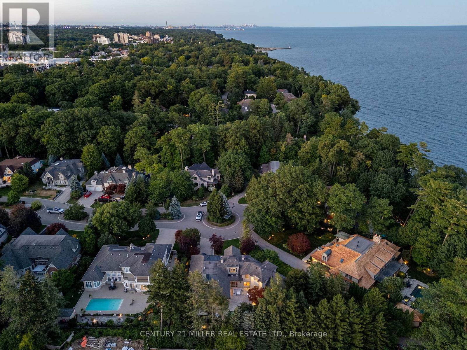 Photo 3 of 38 Shorewood Place, Oakville ON