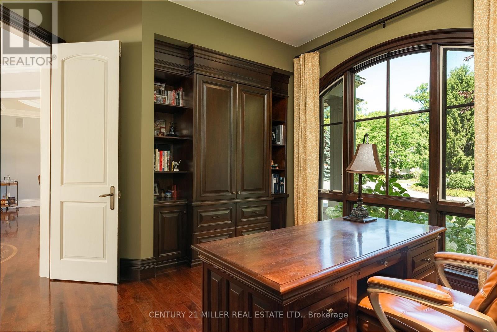 Photo 9 of 38 Shorewood Place, Oakville ON