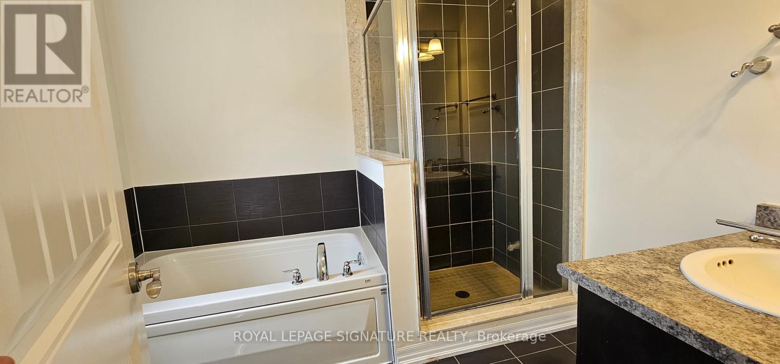 Photo 10 of 68 Hanson Crescent, Milton ON